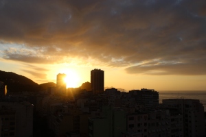 Lørdag morgen så jeg solopgangen. Vi havde sådan en flot udsigt fra vores hotel på Copa Cabana beach.